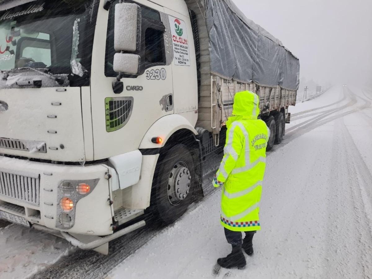 Antalya&rsquo;da jandarmadan kış lastiği denetimi
