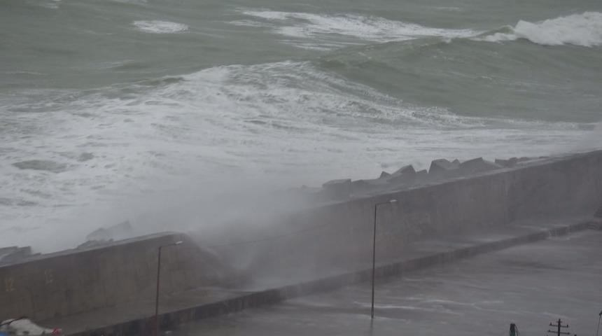 Dev dalgalar arasında tehlikeye rağmen selfie merakı