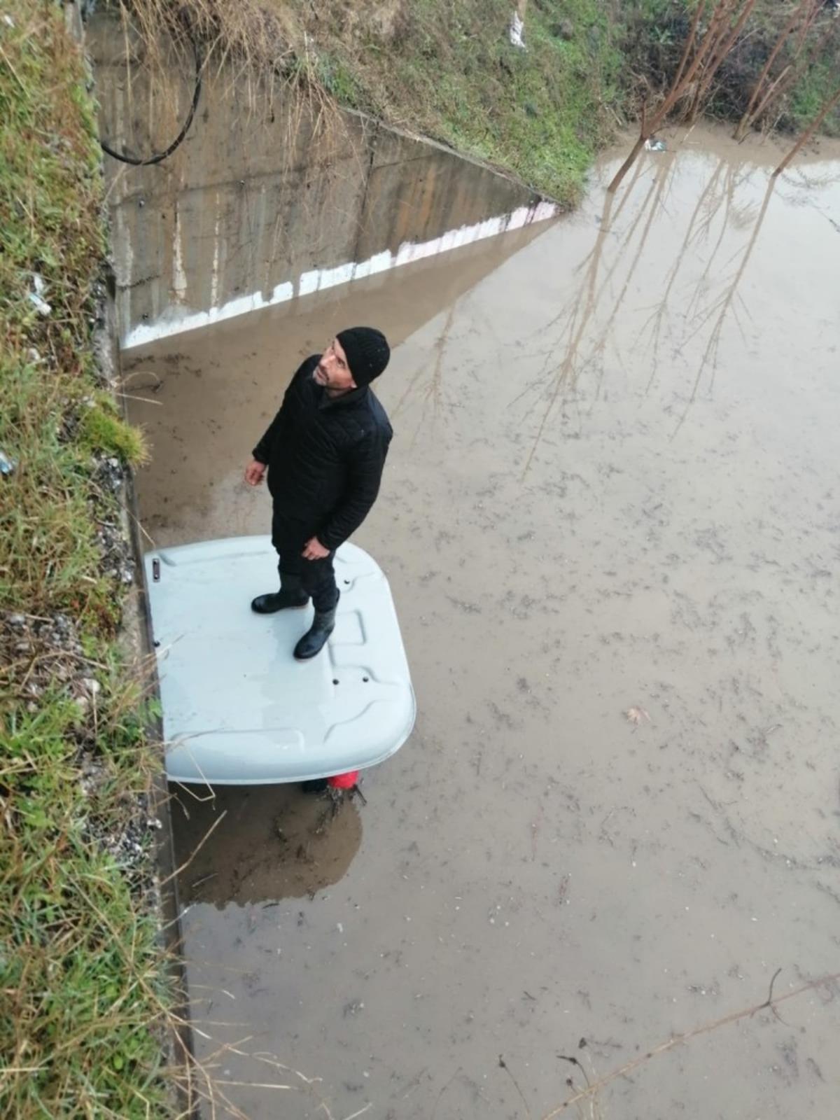 Trakt&ouml;rle ge&ccedil;erken k&ouml;pr&uuml; altında su baskını sonucu mahsur kaldı