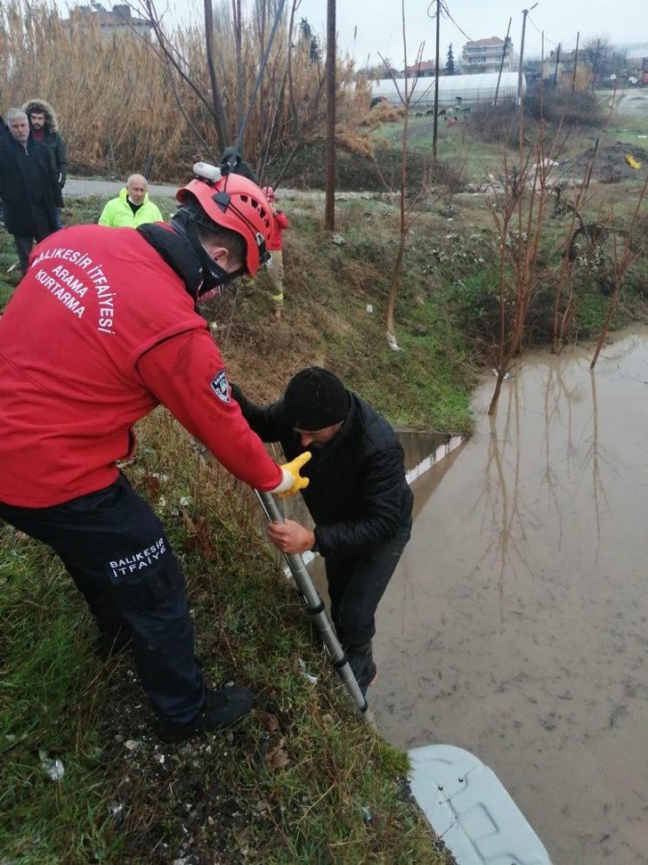Traktörle geçerken köprü altında su baskını sonucu mahsur kaldı G2
