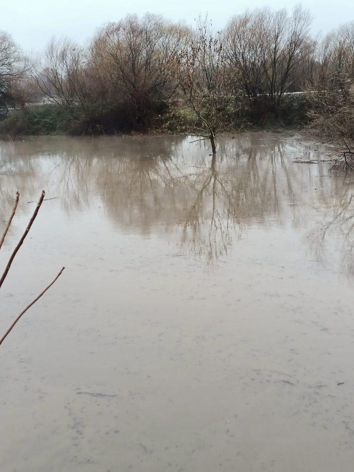 Traktörle geçerken köprü altında su baskını sonucu mahsur kaldı G3