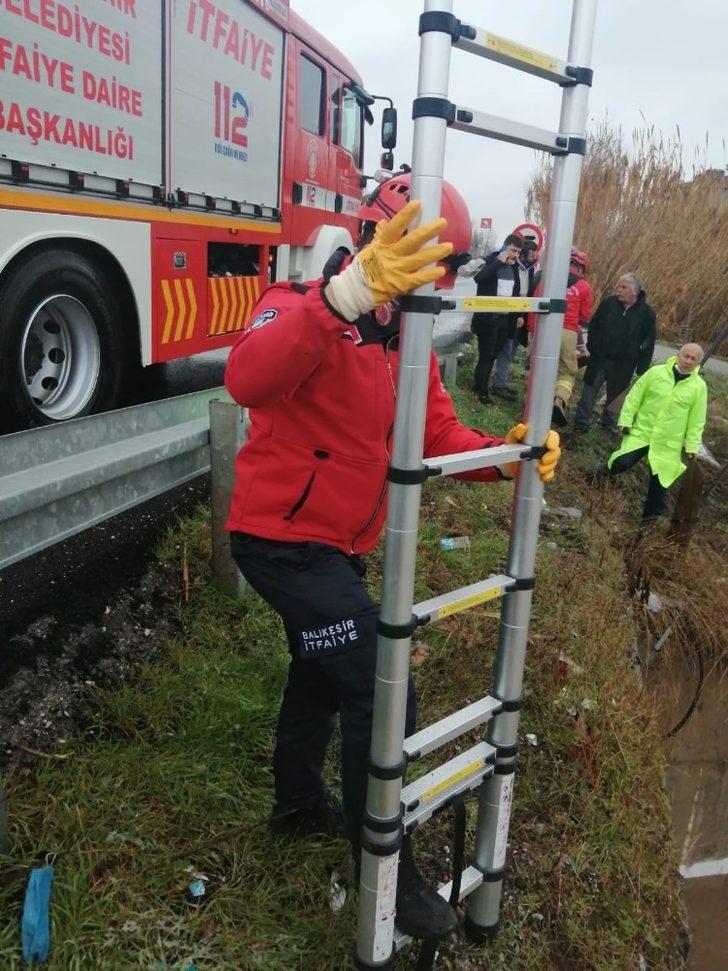Traktörle geçerken köprü altında su baskını sonucu mahsur kaldı G4