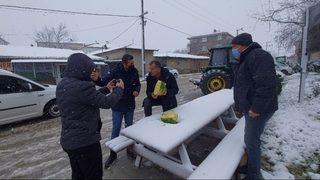 Şaşırtan görüntü! Kar yağarken karpuz kestiler