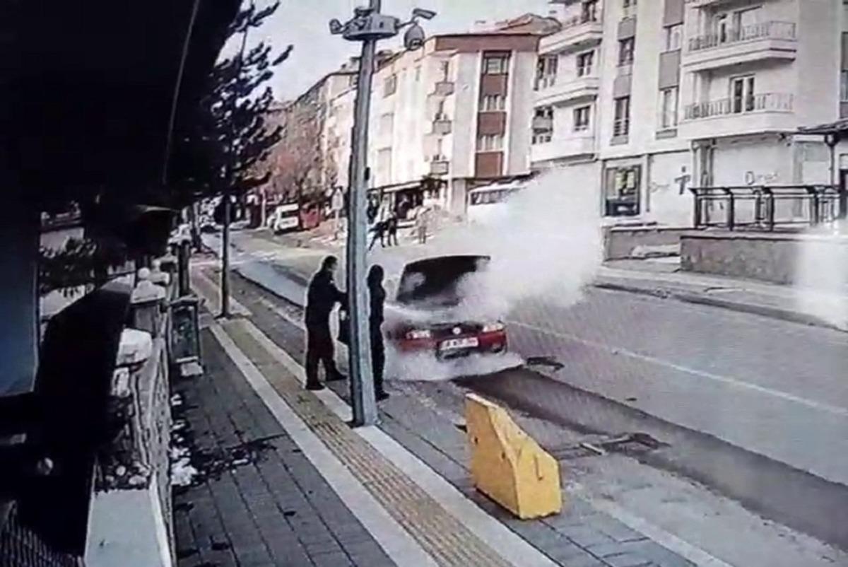 Aracı yanan &ccedil;aresiz s&uuml;r&uuml;c&uuml;n&uuml;n yardımına polis yetişti, o anlar g&uuml;venlik kamerasına yansıdı