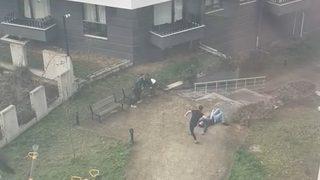 Sitenin bahçesinde gürültü yaptıkları iddiasıyla dövülen gençler hastanelik oldu