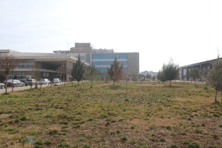 Bismil Devlet Hastanesi bahçesine 600 fidan dikildi G3