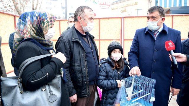 Minik Kardelen’in kanarya isteğini Başkan Gürkan yerine getirdi