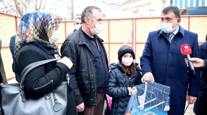 Minik Kardelen’in kanarya isteğini Başkan Gürkan yerine getirdi