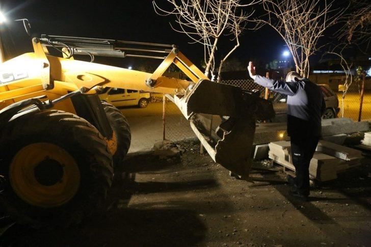 Mermer paletlerin arasına sıkışan kediyi itfaiye ekipleri kurtardı G2