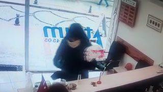 Döviz bürosu sahibi kadın, silahlı soyguncuyu böyle kovaladı