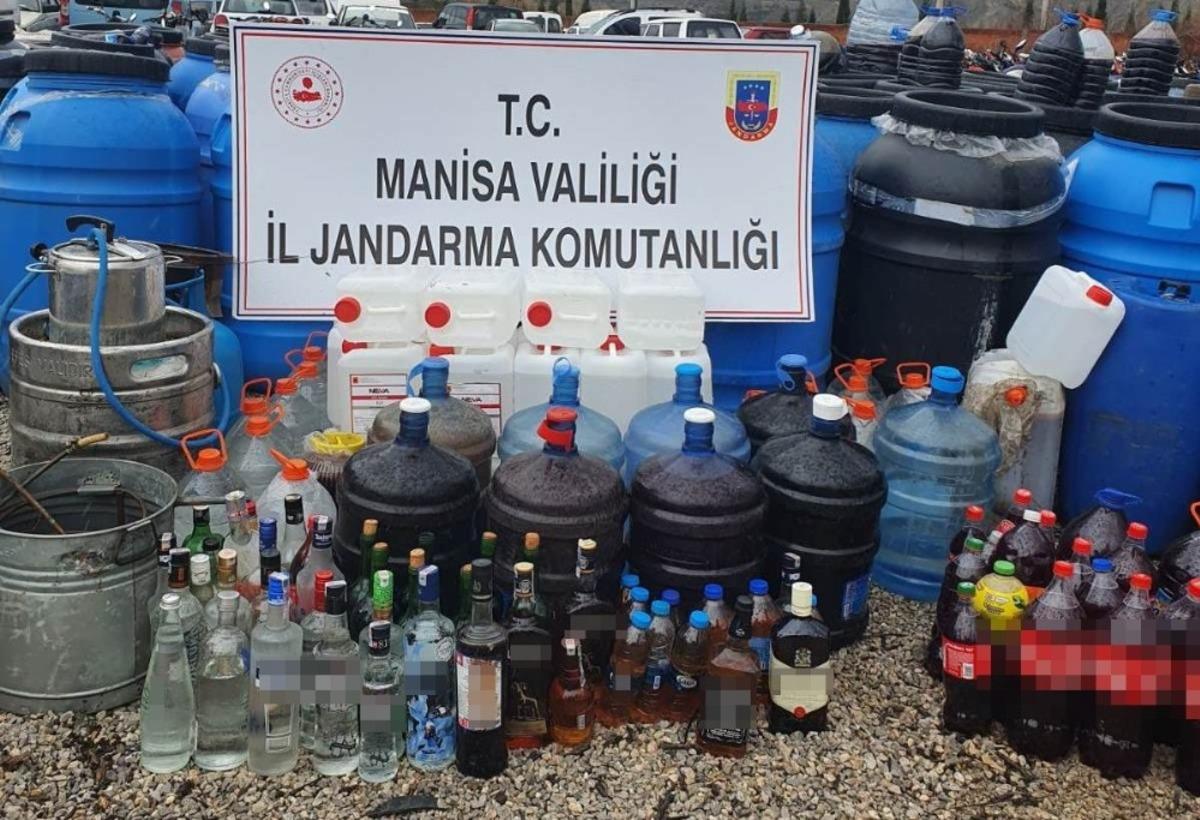 Manisa&rsquo;da jandarmadan ka&ccedil;ak alkol operasyonu