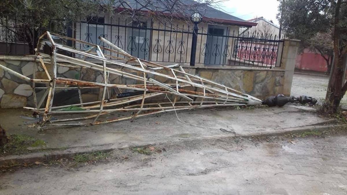 Fırtına minarenin k&uuml;lahını u&ccedil;urdu