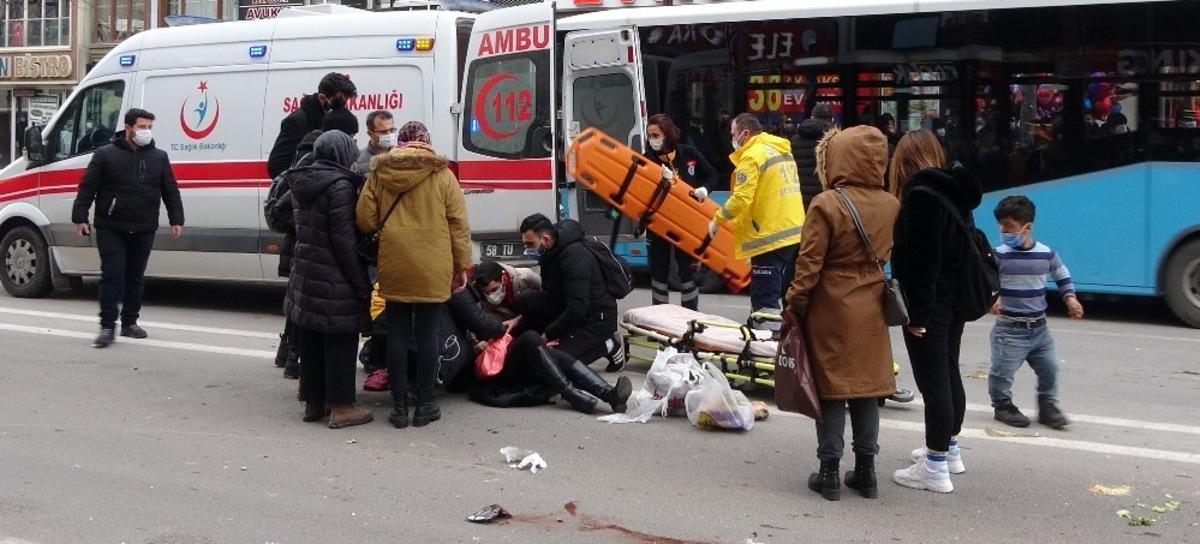 Vatandaşlar motosikletin &ccedil;arptığı yaralı kadın i&ccedil;in seferber oldu