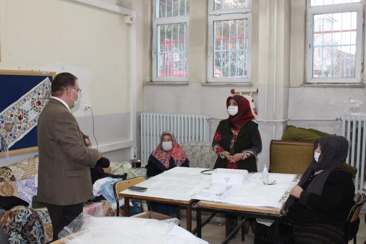 Kaymakam T&uuml;rk&ouml;z okulları inceledi