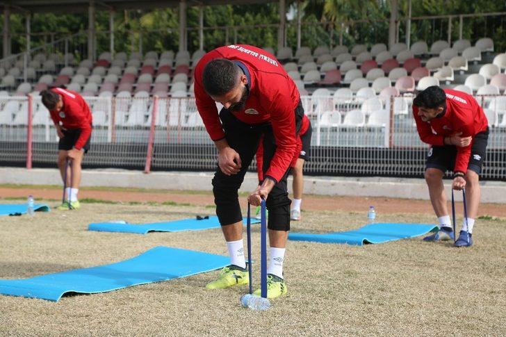 Futbolcular koç keserek, virüssüz sezon için dua ettiler G3