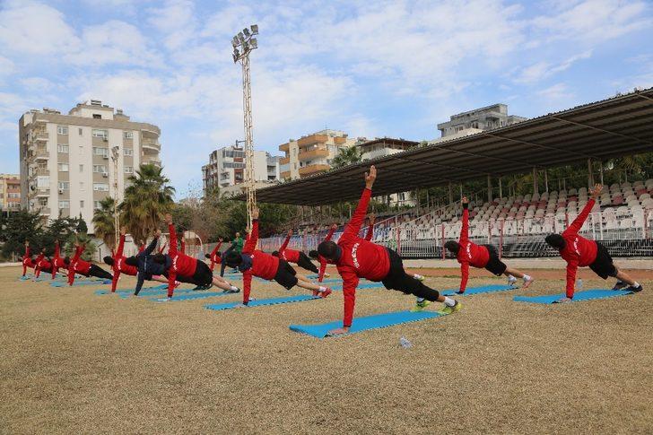 Futbolcular koç keserek, virüssüz sezon için dua ettiler G5