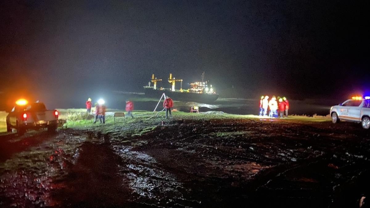 Riva a&ccedil;ıklarında kargo gemisi karaya oturdu