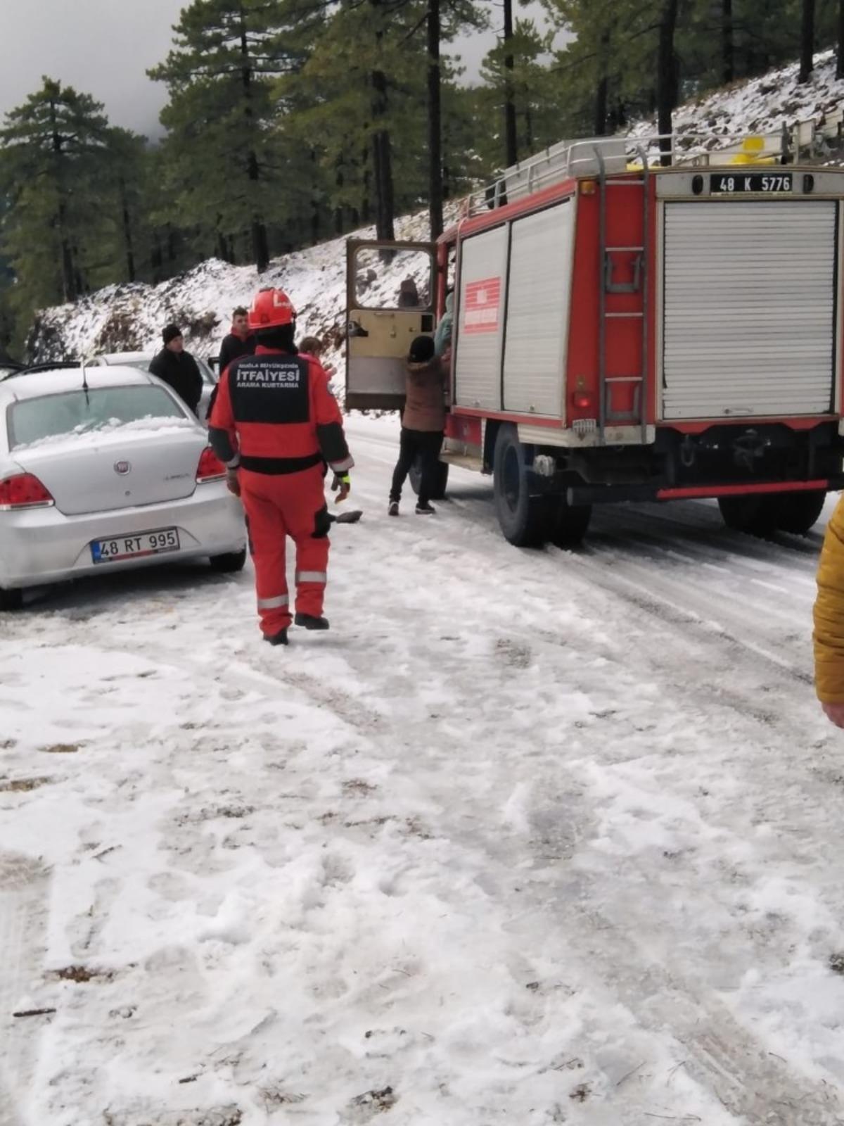 Yaylada mahsur kalan 15 kişi kurtarıldı