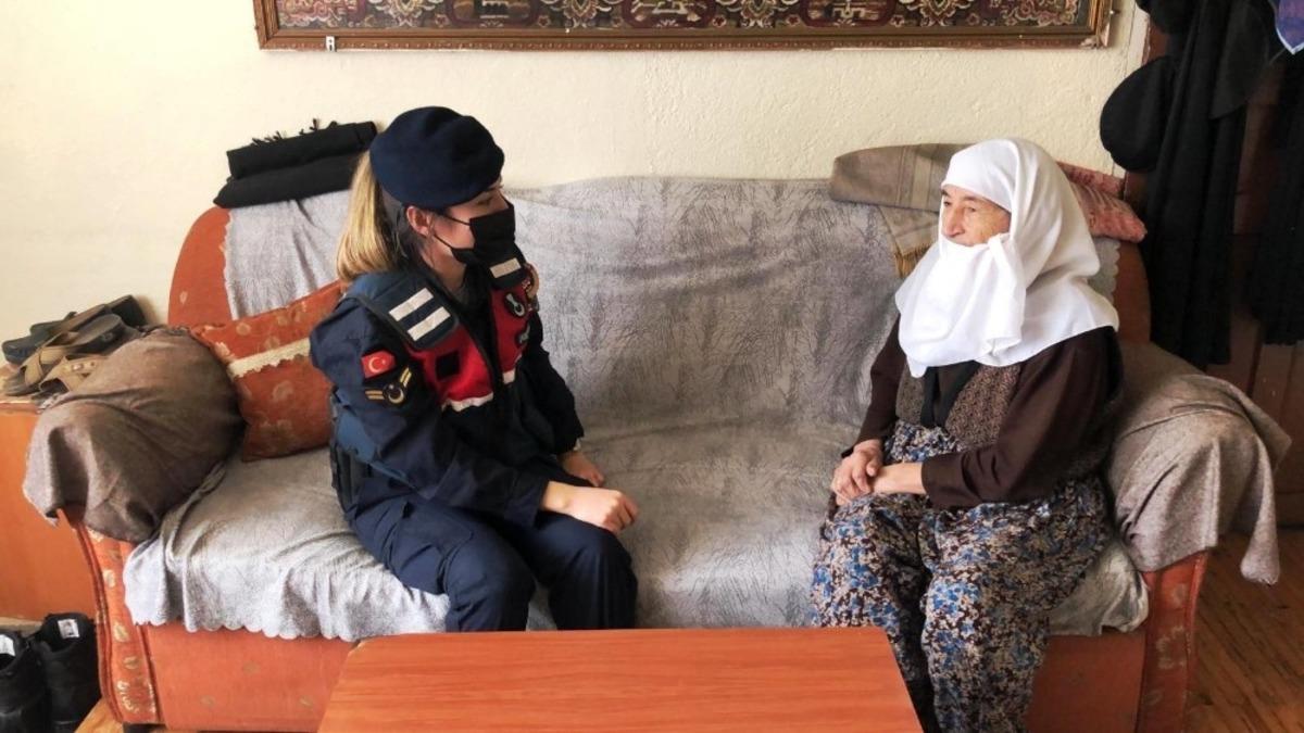K&uuml;tahya&rsquo;da ihtiya&ccedil; sahibi yaşlılara jandarmadan yardım eli