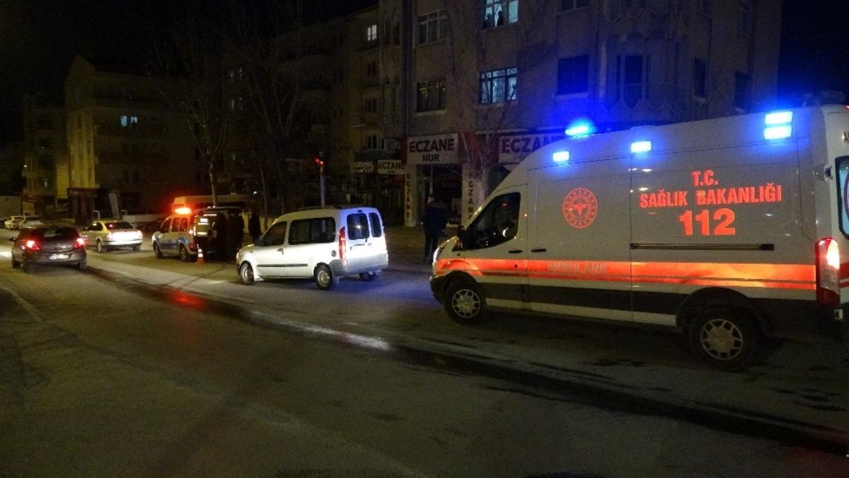 Hafif ticari ara&ccedil;la otomobil &ccedil;arpıştı: 1&rsquo;i bebek 2 kişi yaralandı