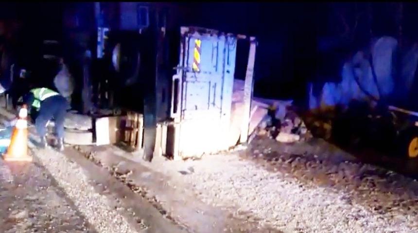 Kereste y&uuml;kl&uuml; kamyon devrildi, tonlarca kereste araziye savruldu