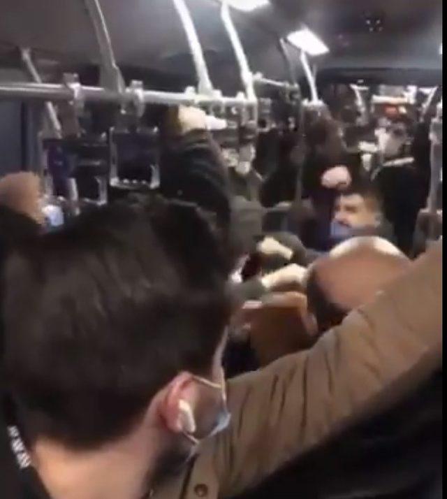 Metrobüste tekmeli yumruklu kavga kamerada