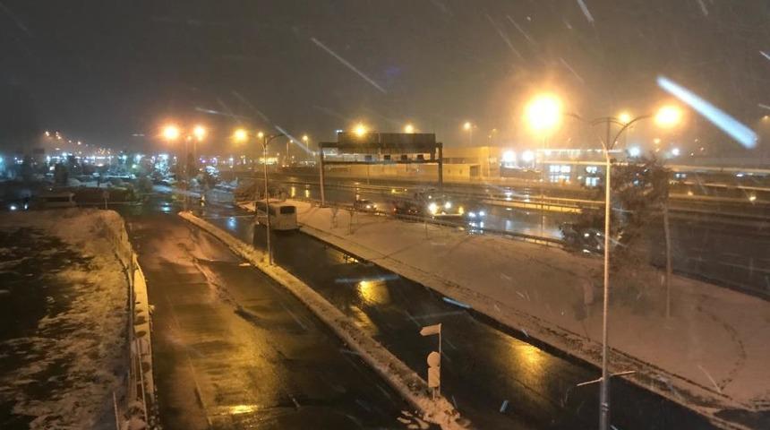 İstanbul'da beklenen kar yağışı etkisini g&ouml;sterdi