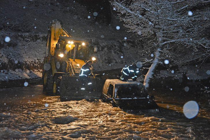 Dere yatağında sürüklenen cipte mahsur kalan 2 kişiyi itfaiye ekipleri kurtardı G1