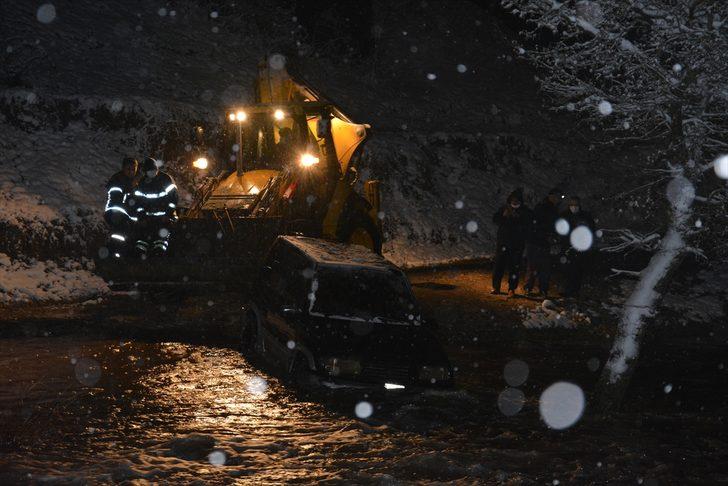 Dere yatağında sürüklenen cipte mahsur kalan 2 kişiyi itfaiye ekipleri kurtardı G2