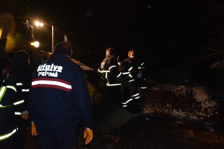 Dere yatağında sürüklenen cipte mahsur kalan 2 kişiyi itfaiye ekipleri kurtardı G3