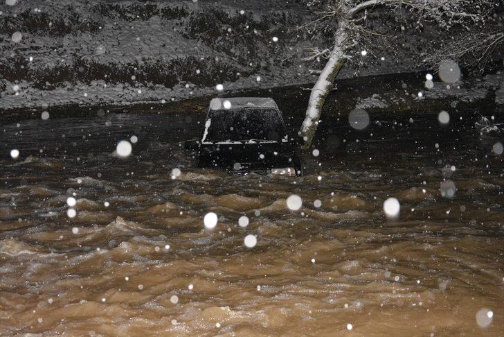 Dere yatağında sürüklenen cipte mahsur kalan 2 kişiyi itfaiye ekipleri kurtardı G4