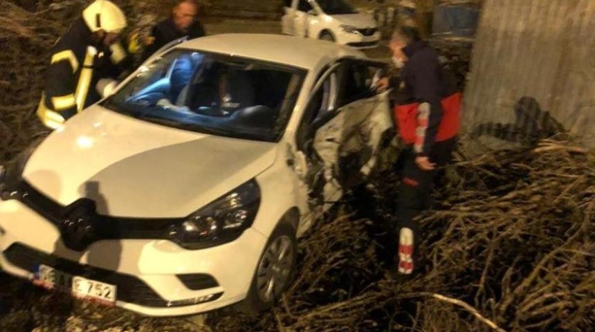Siirt&rsquo;te iki ara&ccedil; &ccedil;arpıştı:1&rsquo;i ağır 3 yaralı