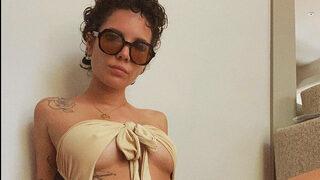 Dünyaca ünlü şarkıcı Halsey, Türk sevgilisi Alev Aydın'dan hamile olduğunu açıkladı!  