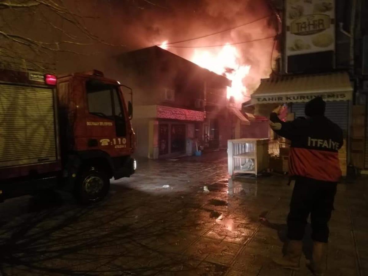 Bolvadin&rsquo;de &ccedil;ıkan yangında 10 iş yeri alevlere teslim oldu