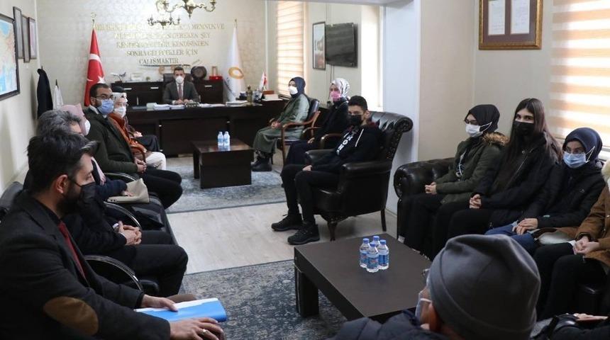 Kaymakam Kaptanoğlu, &ouml;ğrencileri &ouml;d&uuml;llendirdi