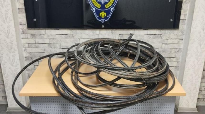 Kablo hırsızları &ouml;nce kameralara sonra polise yakalandı
