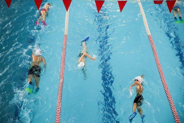 Buca’nın minik yüzücüleri şampiyonaya hazırlanıyor