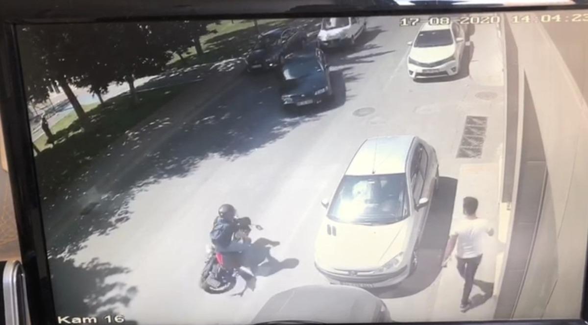 (&Ouml;zel) Beyoğlu&rsquo;nda motosikletlinin metrelerce s&uuml;r&uuml;klendiği kaza kamerada
