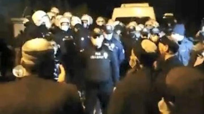 Polis ile dernek üyeleri arasında mezar taşıma gerginliği