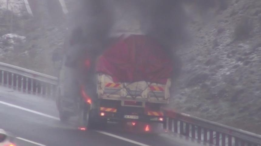 Sarıyer'de sabun yüklü kamyon alev alev yandı