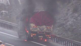 Sarıyer'de sabun yüklü kamyon alev alev yandı