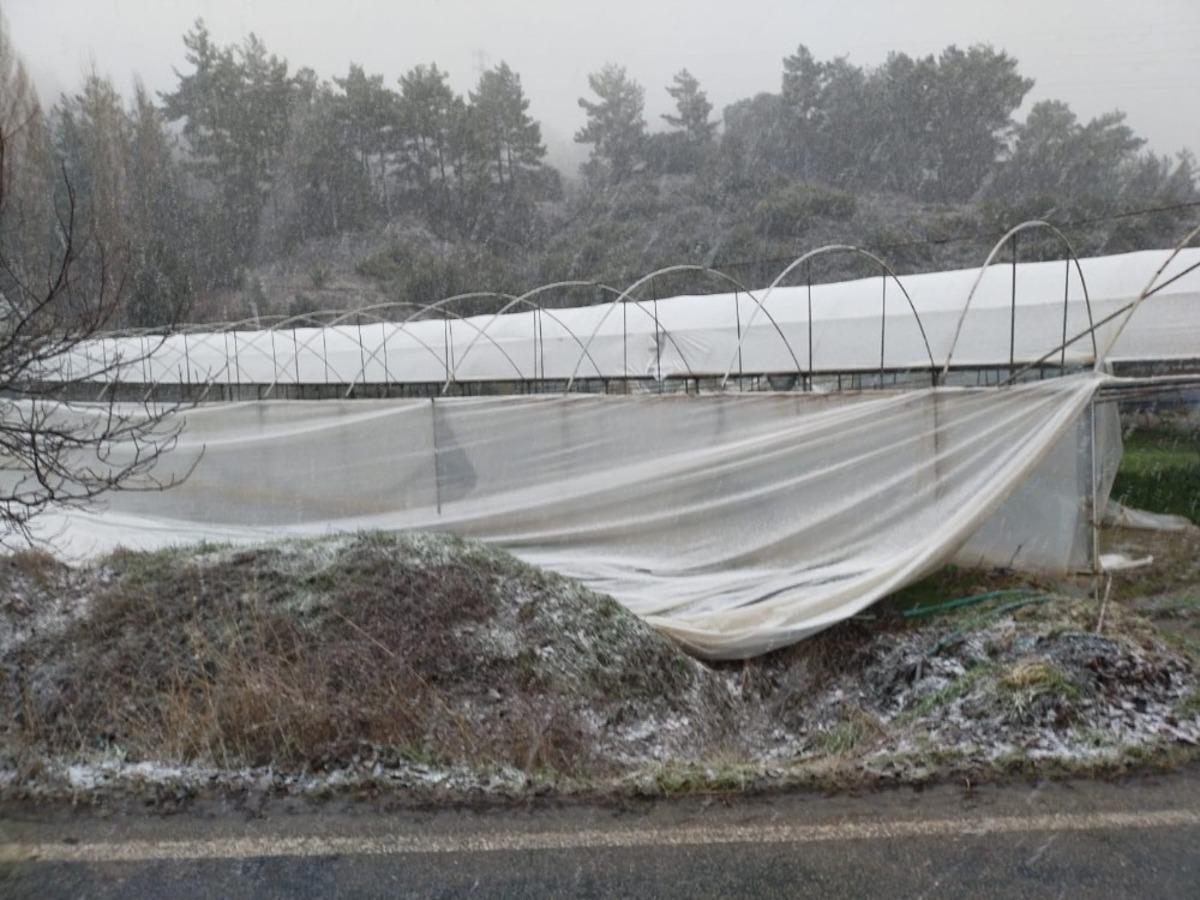 Fırtına seraları yıkıp ge&ccedil;ti