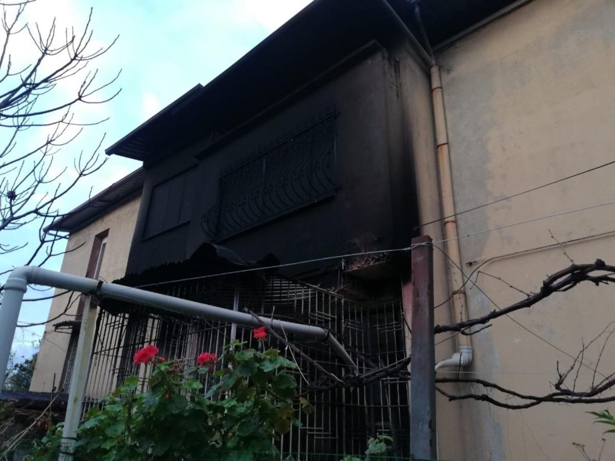 Yangında ev k&uuml;le d&ouml;nd&uuml;, bir kişi yaralandı