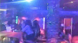 Koçbaşıyla kapısı kırılarak girilen mekanda 50 kişi eğlenirken yakalandı