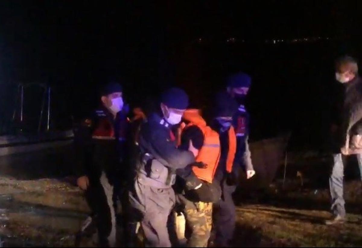 Jandarmadan gecenin karanlığında g&ouml;l&uuml;n ortasında balık&ccedil;ı kurtarma operasyonu
