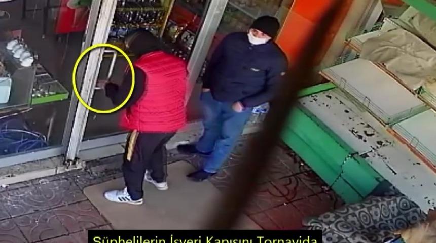 Tornavida ile kapıyı a&ccedil;arak marketi soydular