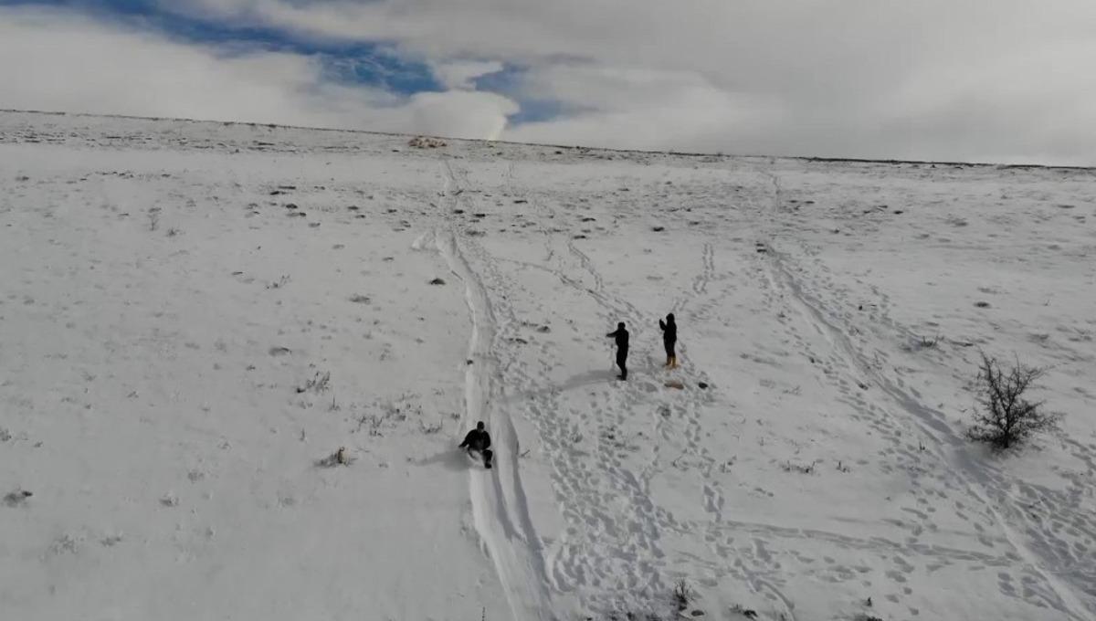 Naylon poşetle kaydılar, &ccedil;ocuklar gibi eğlendiler