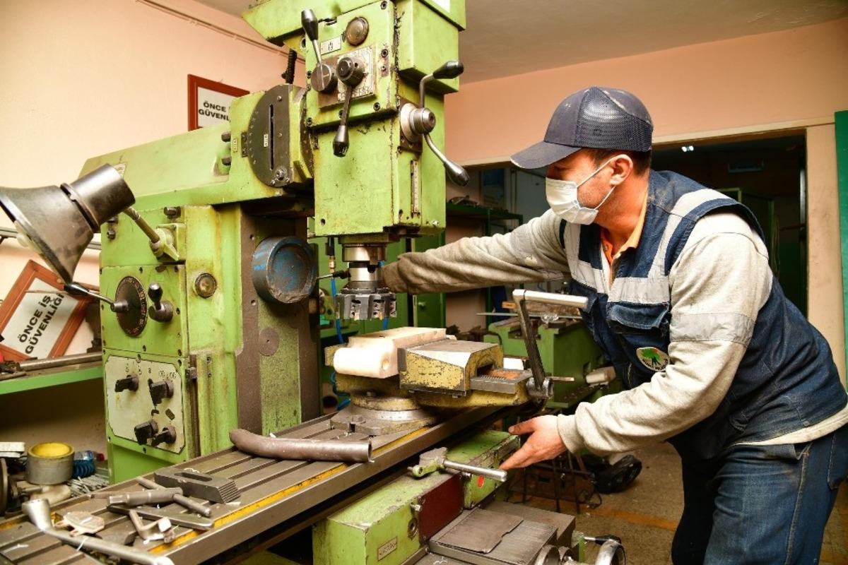 Mamak Belediyesi ara&ccedil;ların bakım ve onarımını kendi at&ouml;lyelerinde yapıyor