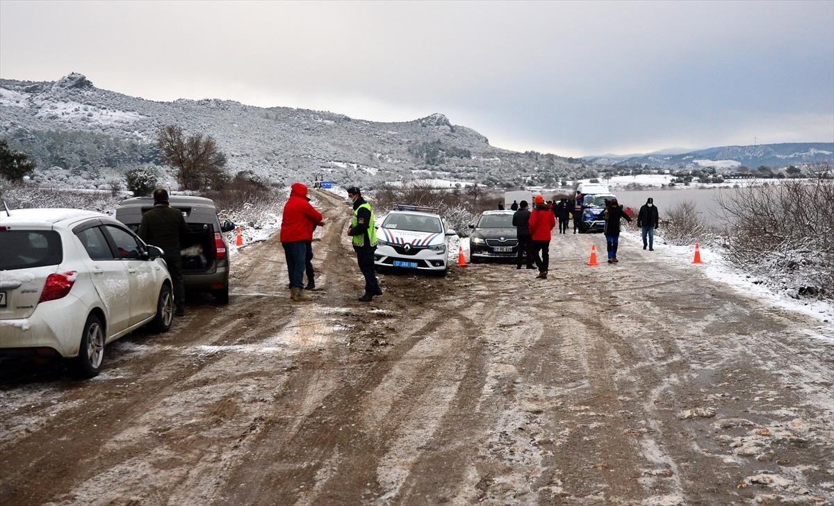 G&Uuml;NCELLEME - &Ccedil;anakkale'de g&ouml;lete d&uuml;şen ara&ccedil;ta kaybolan 2 kişiden birinin cansız bedeni bulundu