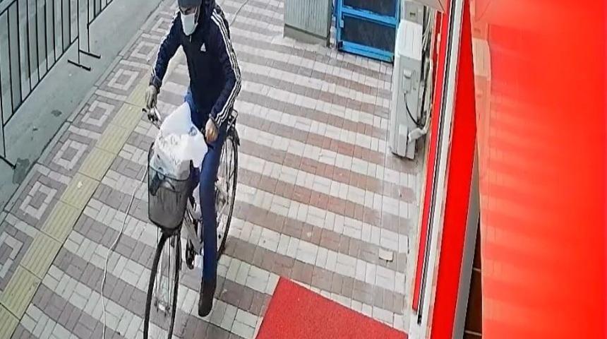 Bursa&rsquo;da bisiklet hırsızlığı g&uuml;venlik kamerasına yansıdı
